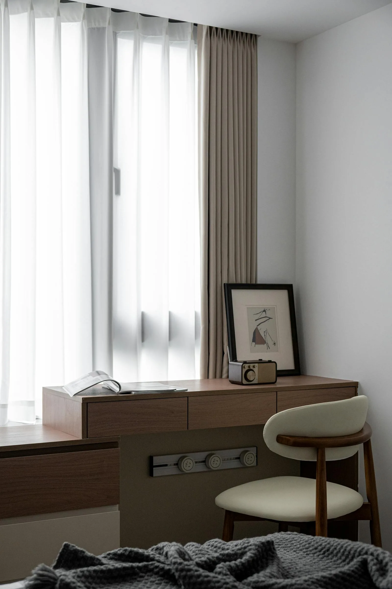 Calm office with a desk and softer natural styling